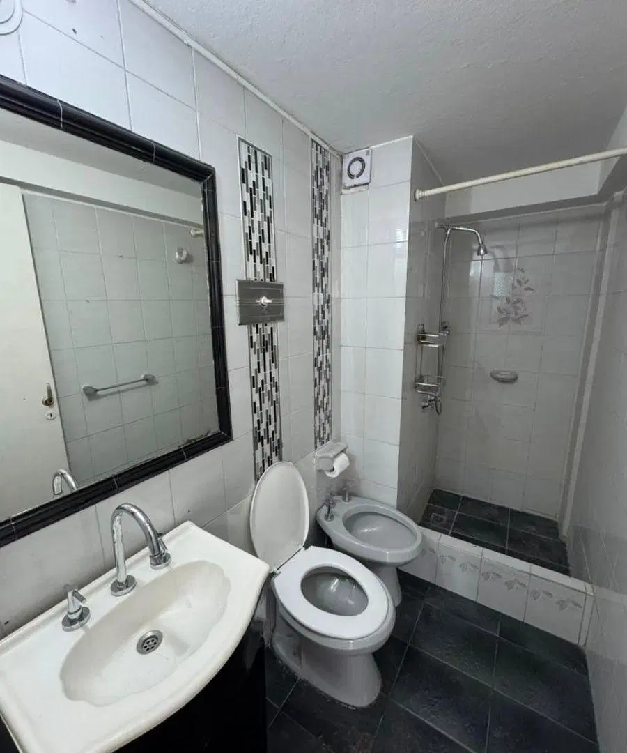 Alquilo depto 2 dormitorios + escritorio – cocina separada y living comedor 1