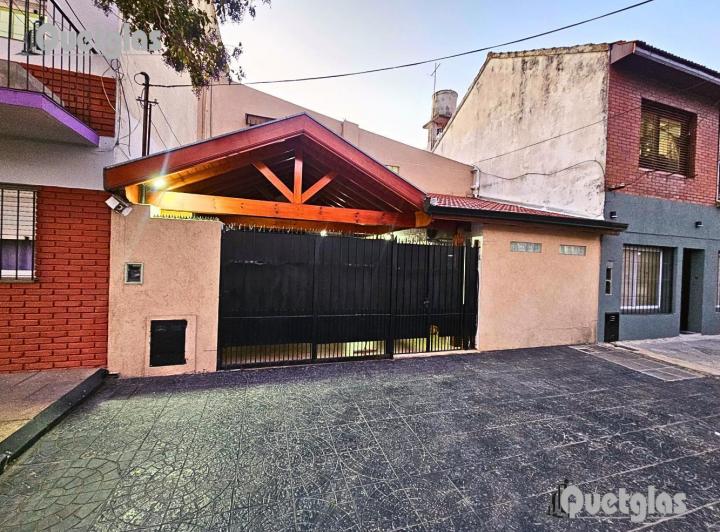 VENTA Casa de 4 ambientes, con Garaje, Piscina y Quincho APTO CREDITO