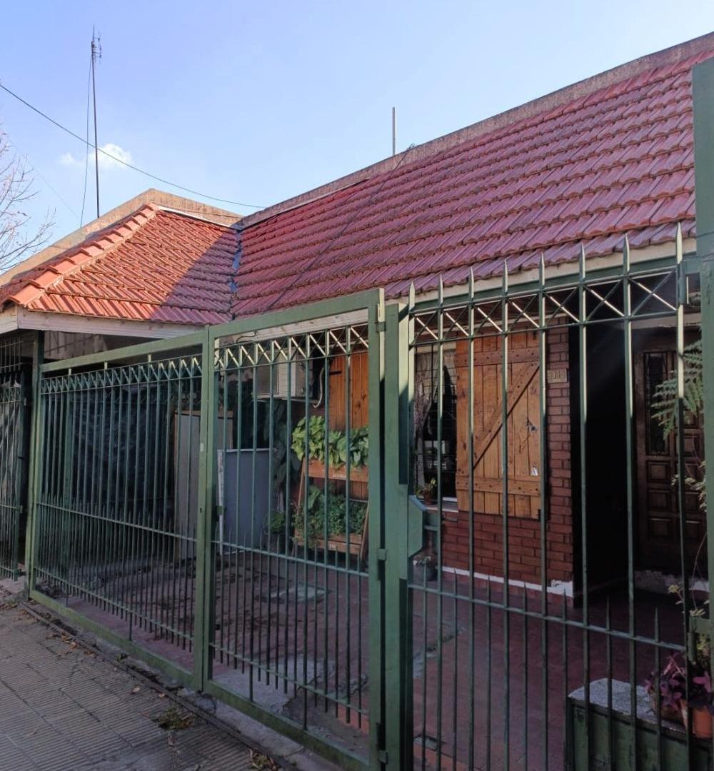 Casa de 208 m² con 3 dormitorios en venta en José Mármol. Apta credito