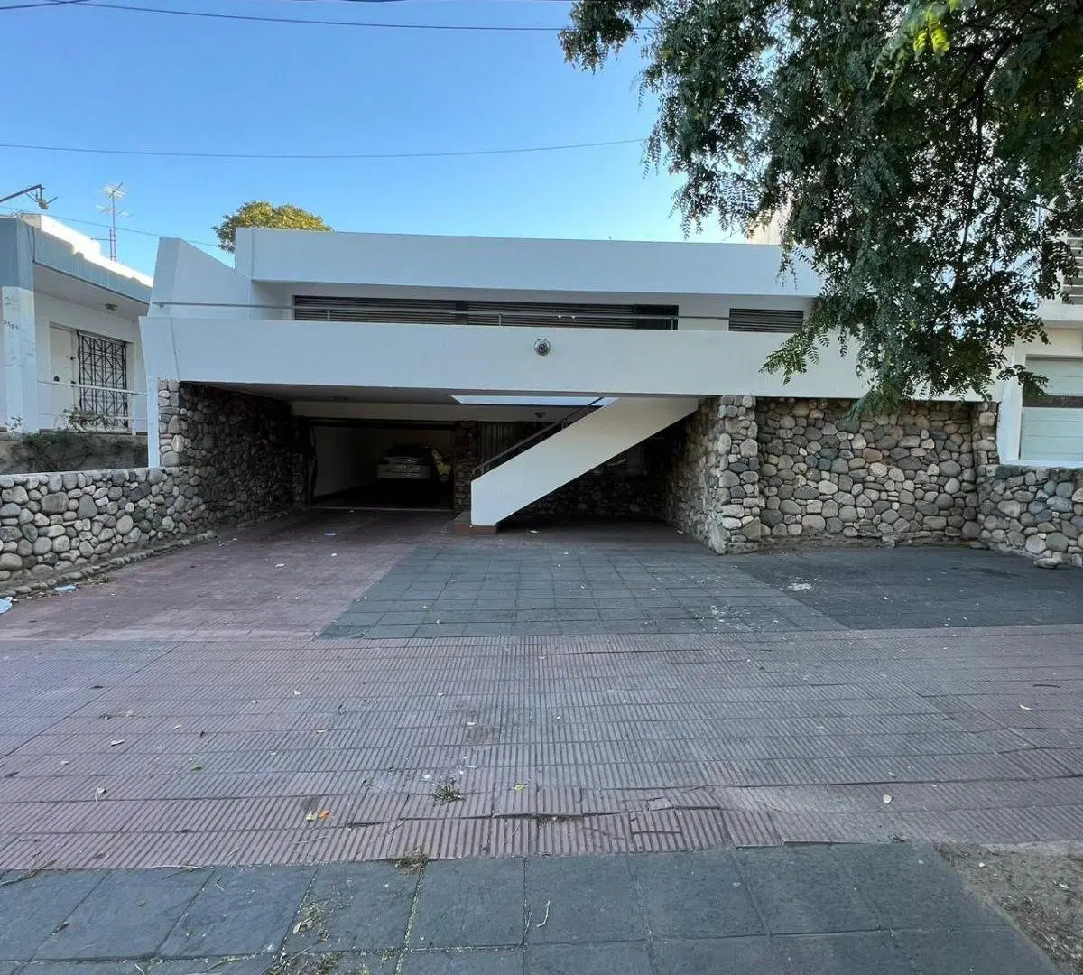 Se Alquila Casa de tres dormitorios (posibilidad comercial o consultorios) 2