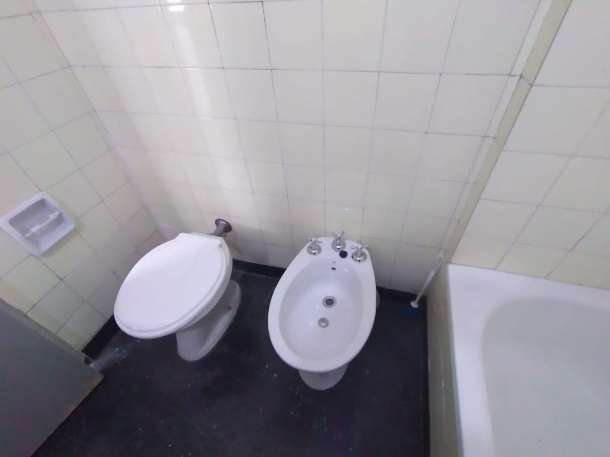 Foto de Departamento de un ambiente lateral y cocina independiente, imagen 1