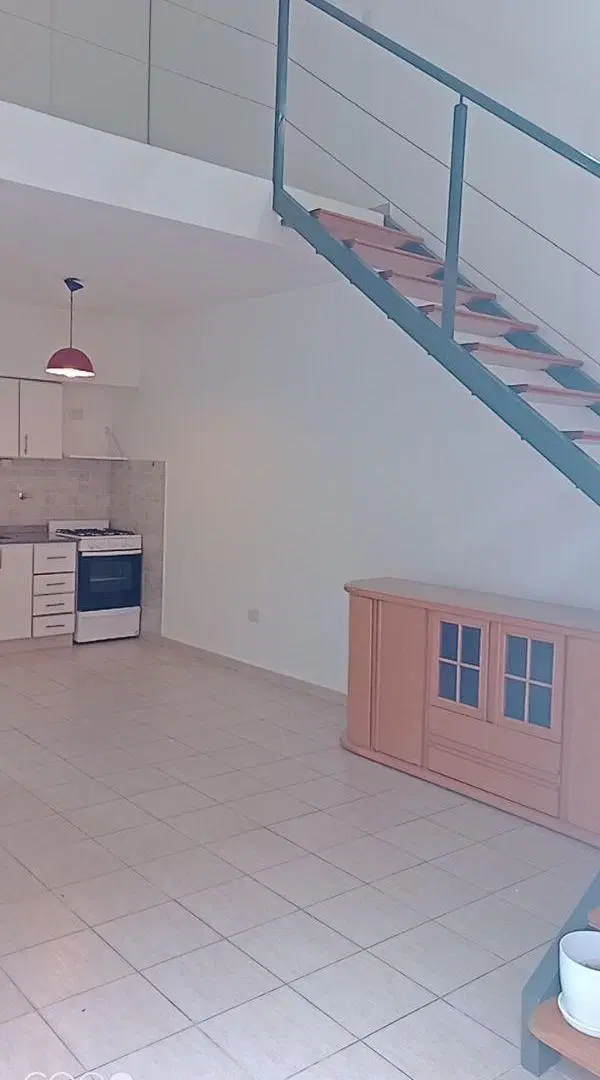 Departamento monoambiente con entrepiso y patio 3