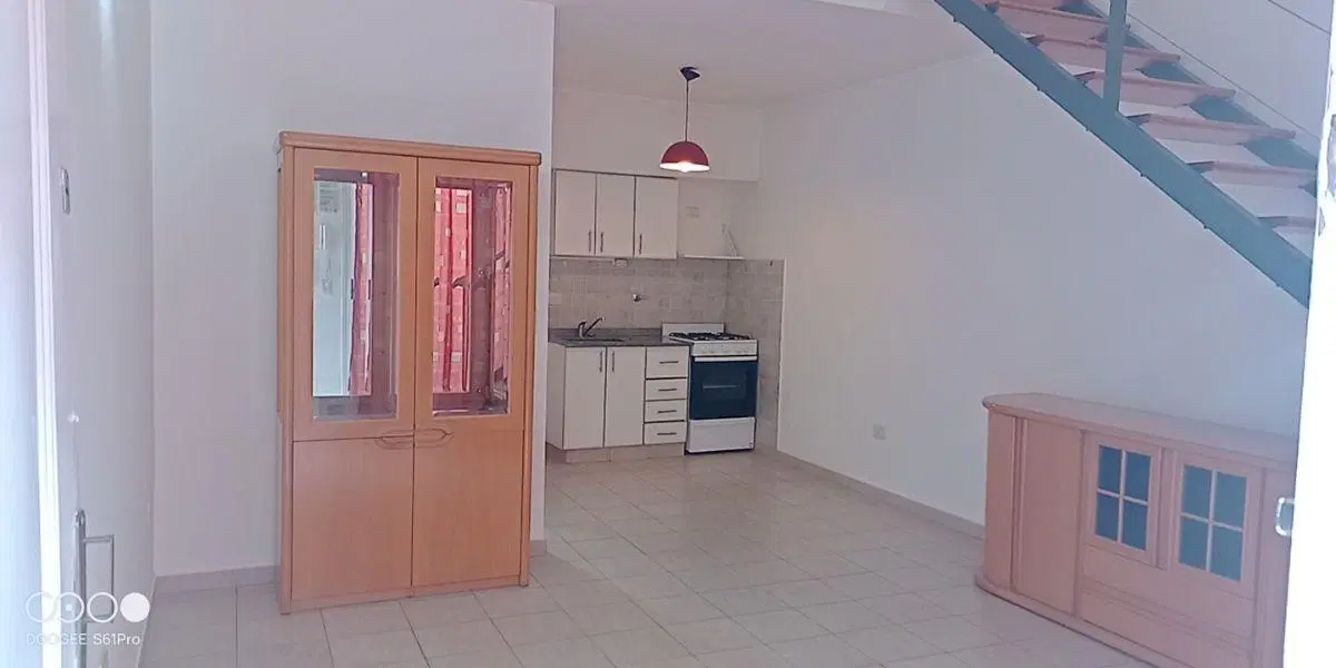 Departamento monoambiente con entrepiso y patio 4