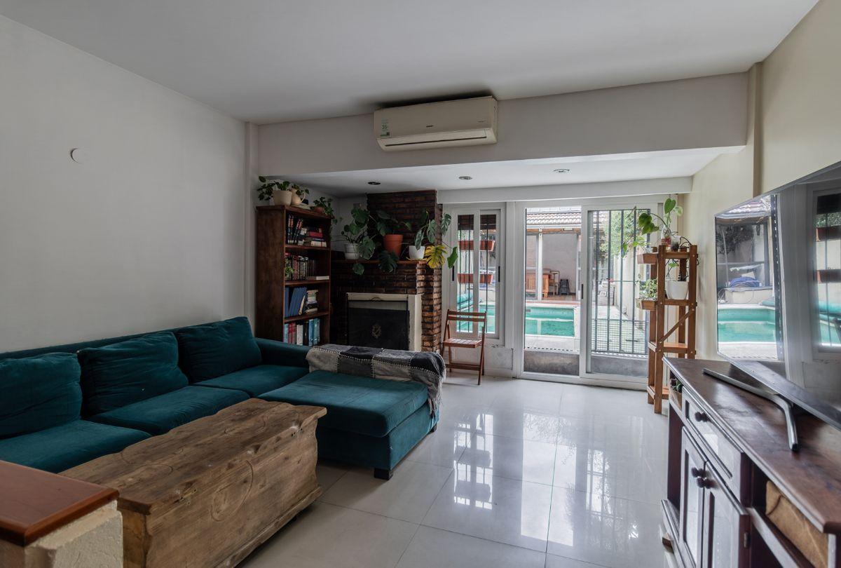 Foto de VENTA TRIPLEX 6 AMBIENTES CON ENTRADA DE AUTO, PILETA Y QUINCHO EN, imagen 4