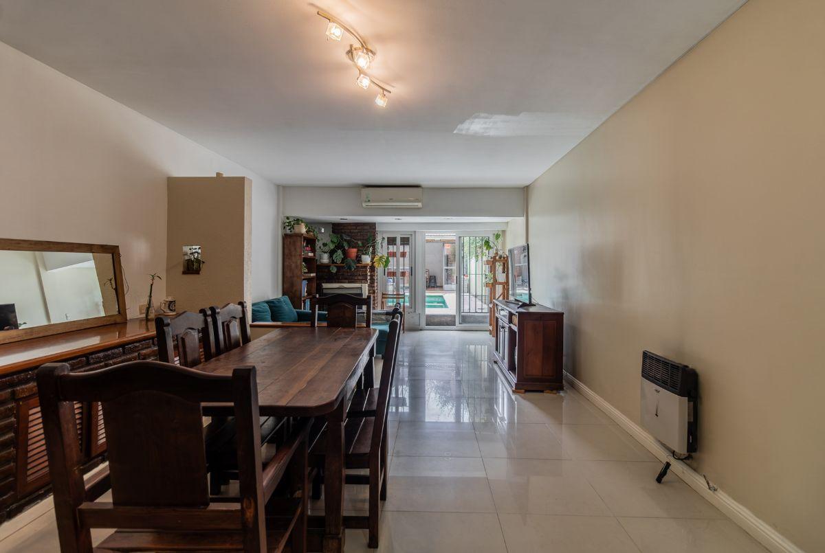 Foto de VENTA TRIPLEX 6 AMBIENTES CON ENTRADA DE AUTO, PILETA Y QUINCHO EN, imagen 3