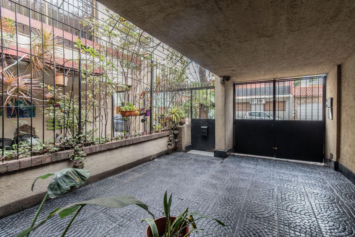 Foto de VENTA TRIPLEX 6 AMBIENTES CON ENTRADA DE AUTO, PILETA Y QUINCHO EN, imagen 1