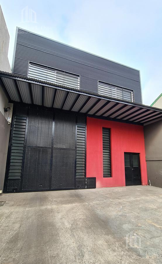 Foto de Excelente Galpon/deposito con oficinas y ascensor - Banfield, imagen 2