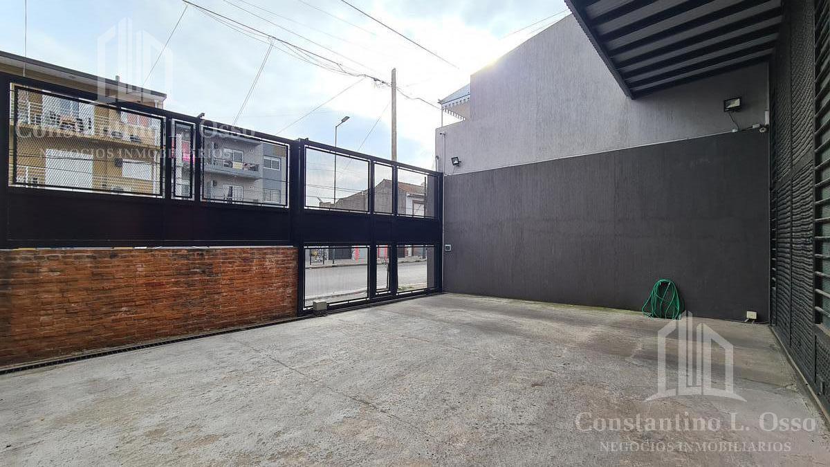 Foto de Excelente Galpon/deposito con oficinas y ascensor - Banfield, imagen 2