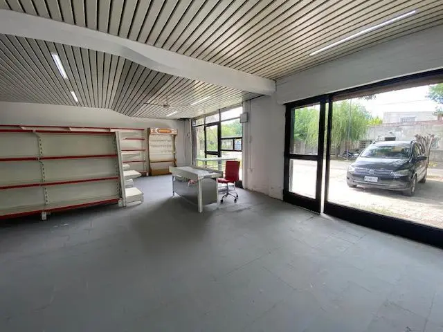 LOCAL EN ALQUILER EN 168 E/ 521 Y 522 3