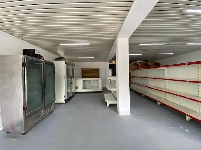 LOCAL EN ALQUILER EN 168 E/ 521 Y 522 5