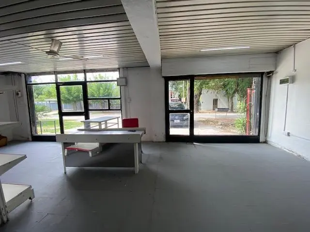 LOCAL EN ALQUILER EN 168 E/ 521 Y 522 2