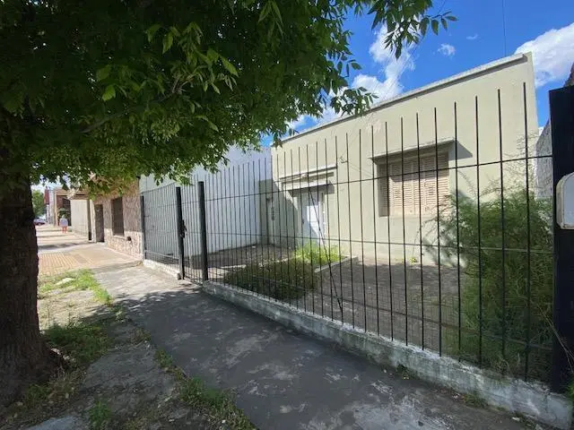 CASA EN VENTA EN LA PLATA TRES DORMITORIOS PATIO 3