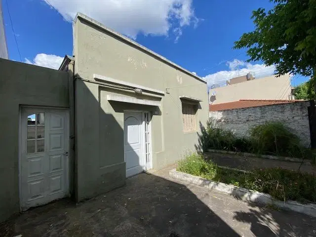 CASA EN VENTA EN LA PLATA TRES DORMITORIOS PATIO 2