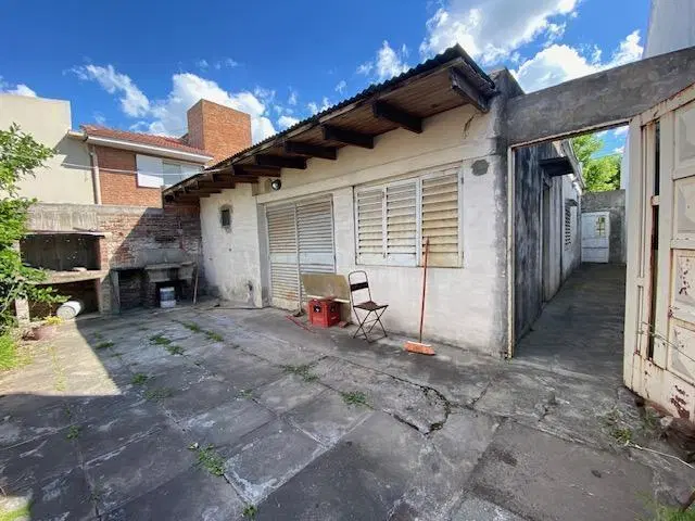 CASA EN VENTA EN LA PLATA TRES DORMITORIOS PATIO 8