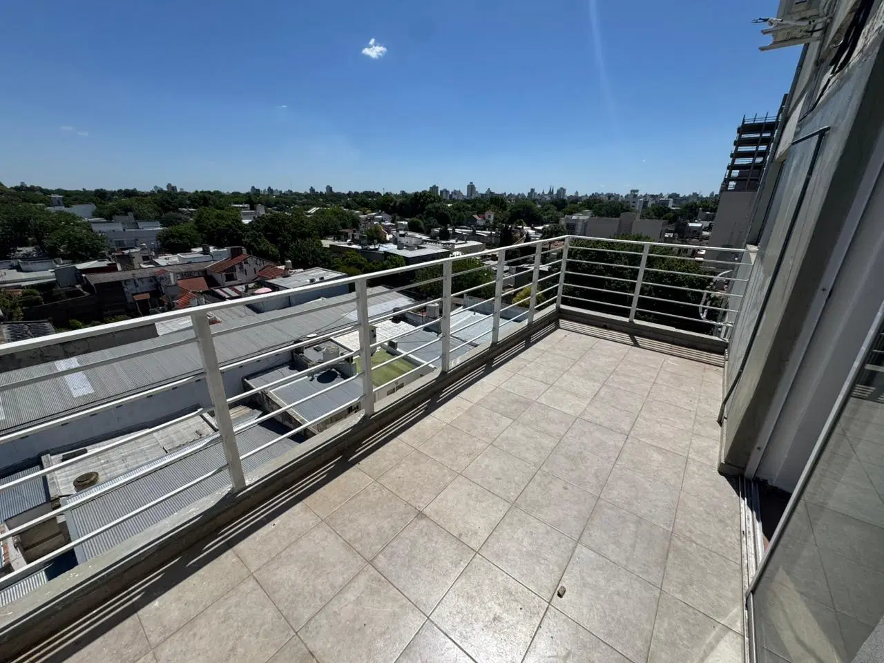 departamento en venta con balcón, terraza y cochera 5