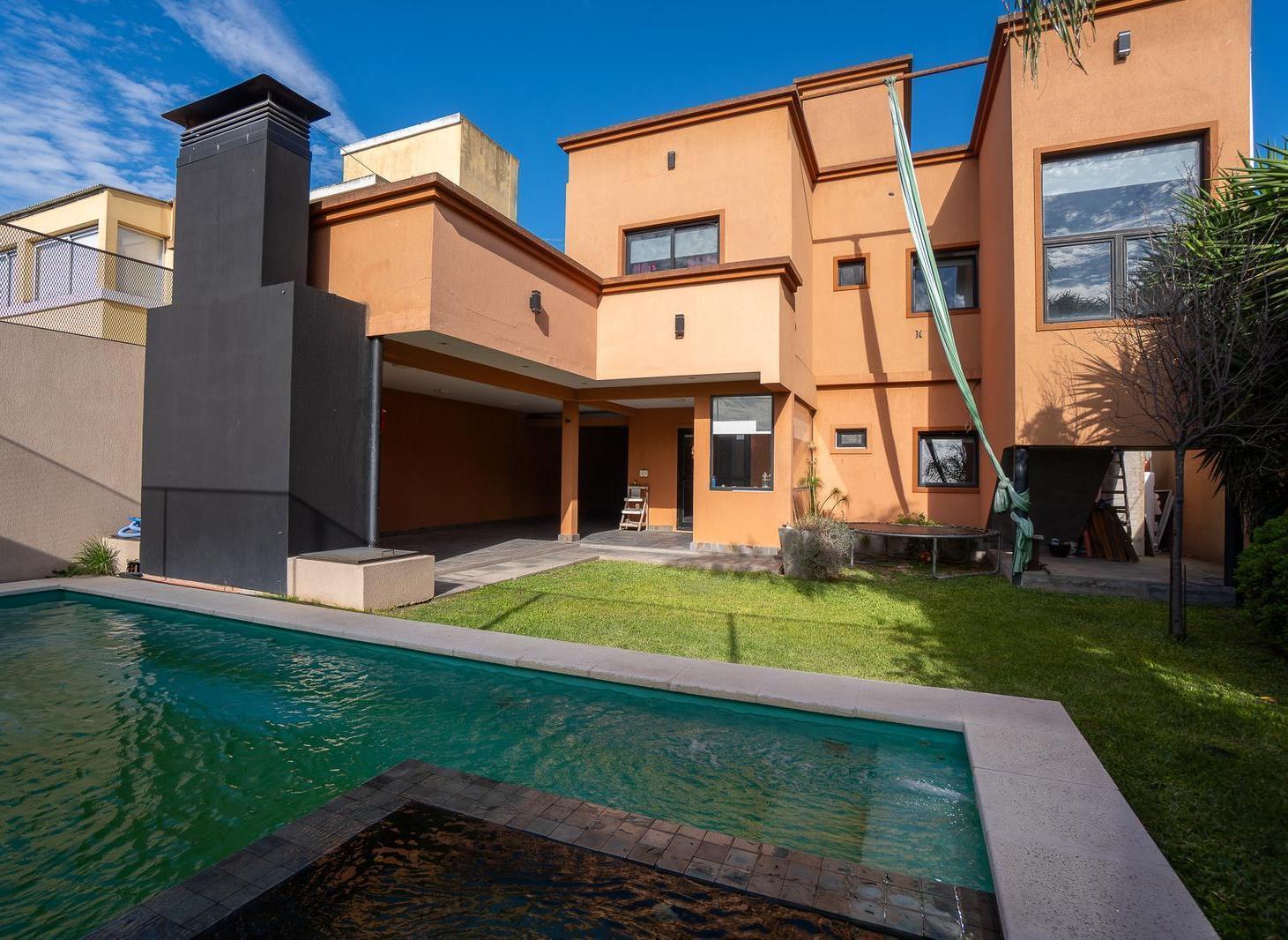 CASA EN VENTA EN LISANDRO OLMOS,TRES DORMITORIOS Y PILETA