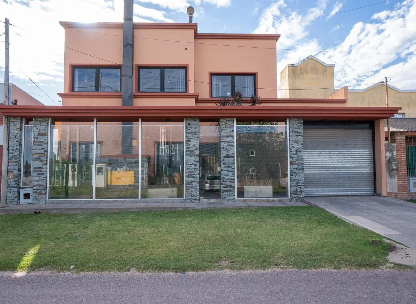 CASA EN VENTA EN LISANDRO OLMOS,TRES DORMITORIOS Y PILETA 3