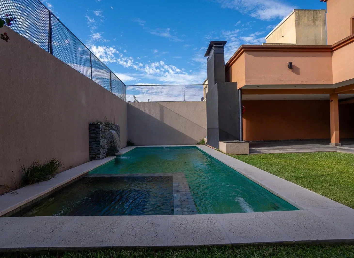 CASA EN VENTA EN LISANDRO OLMOS,TRES DORMITORIOS Y PILETA 1