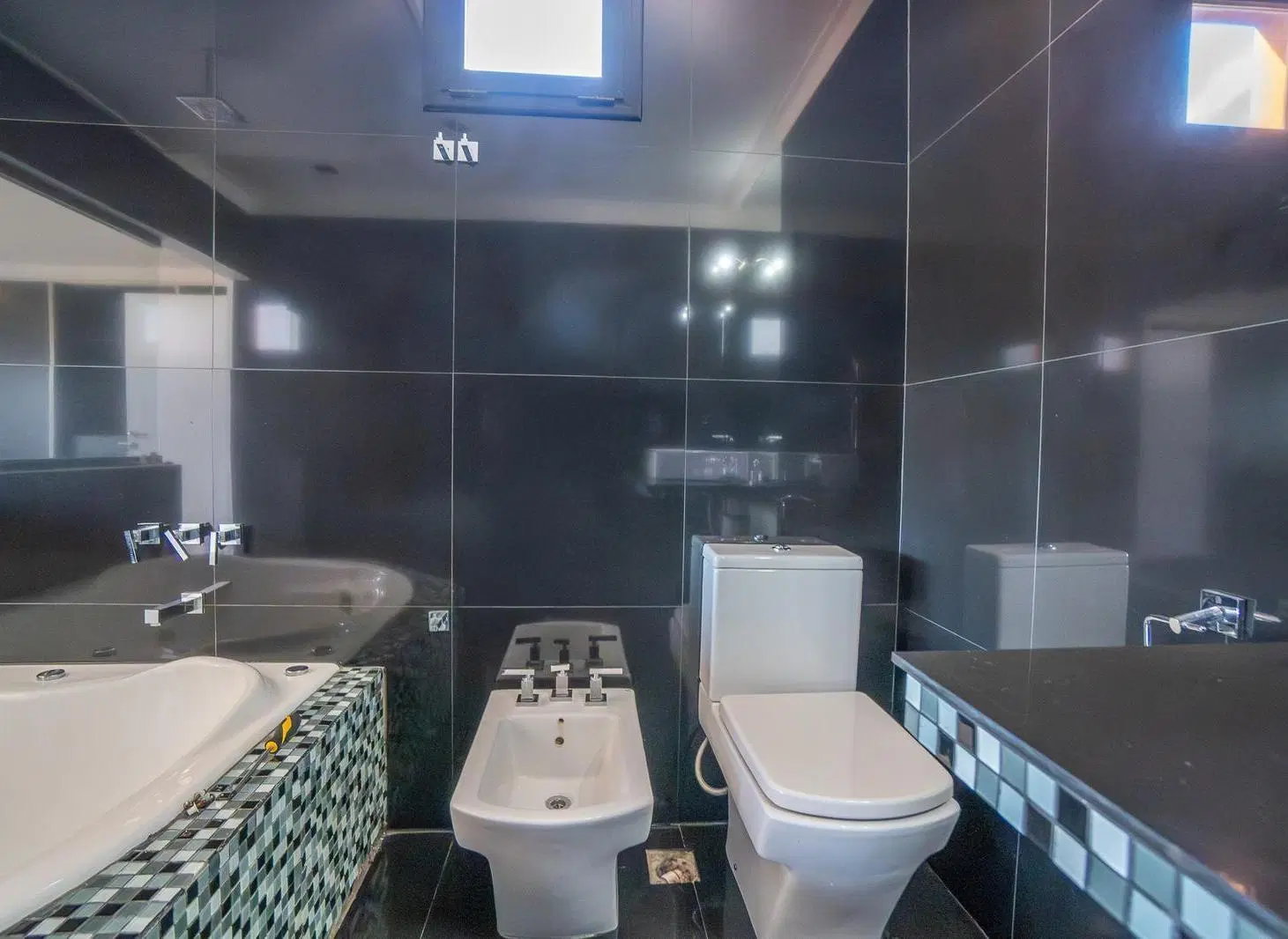 CASA EN VENTA EN LISANDRO OLMOS,TRES DORMITORIOS Y PILETA 4