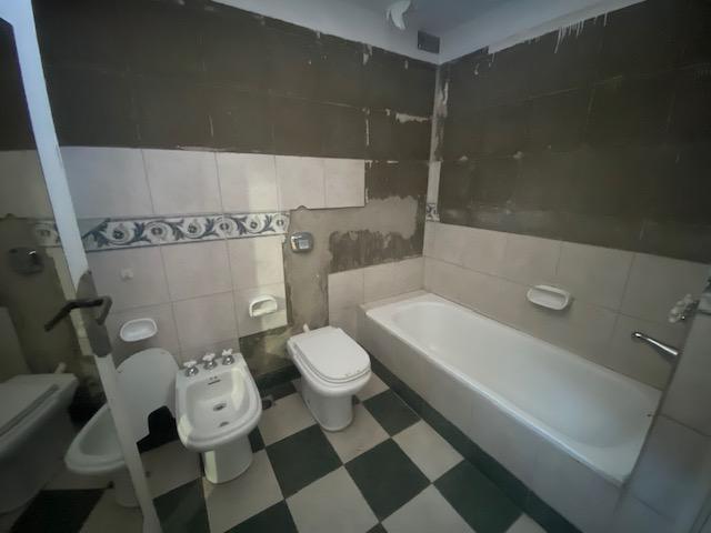 Foto de Departamento 2 dormitorios con cochera y patio en venta, imagen 2