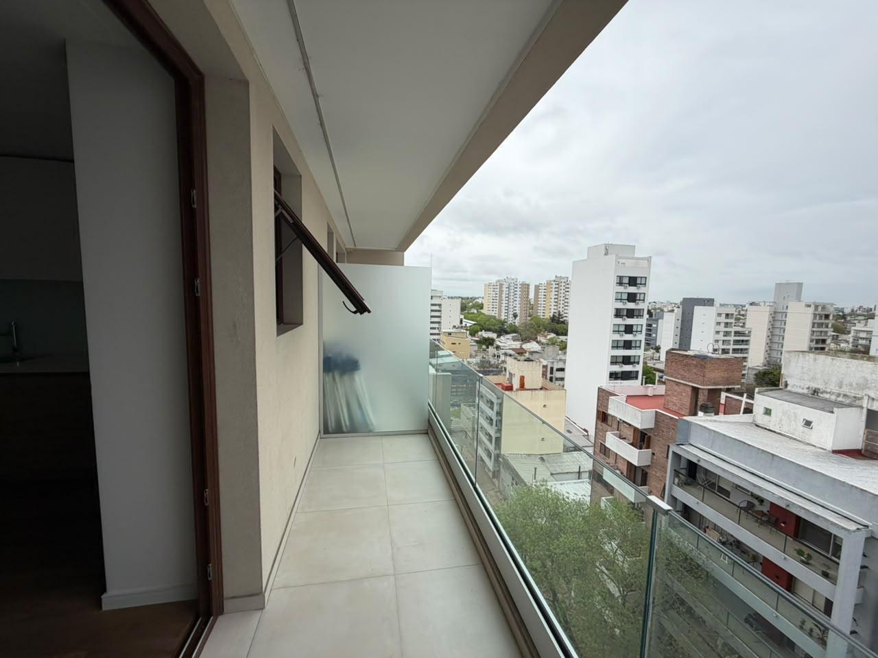 Foto de Departamento en venta en 50 e/ 18 y 19 de dos dormitorios y cochera, imagen 3