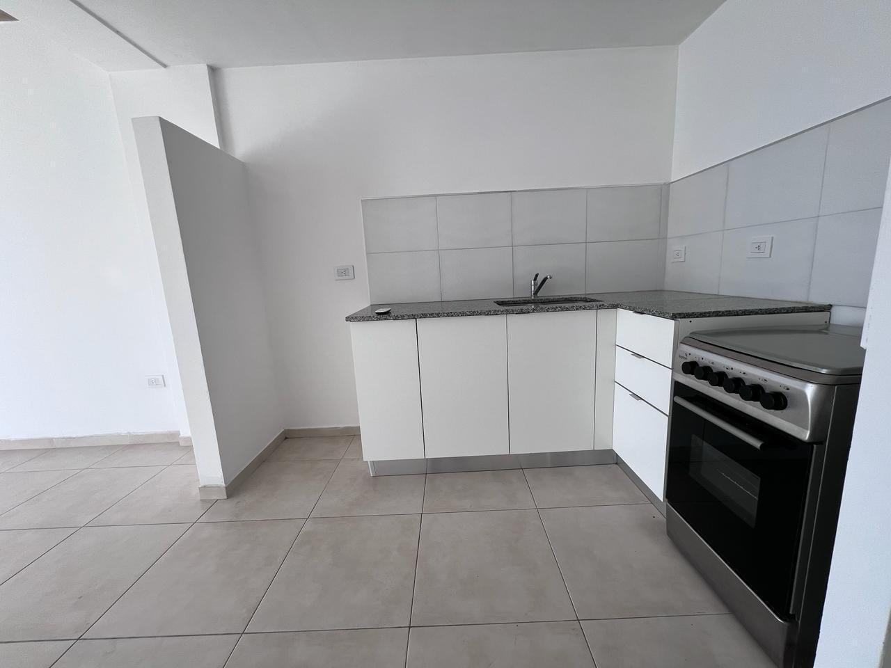 Foto de Departamento 1 dormitorio con cochera alquiler La Plata Plaza Malvinas, imagen 5