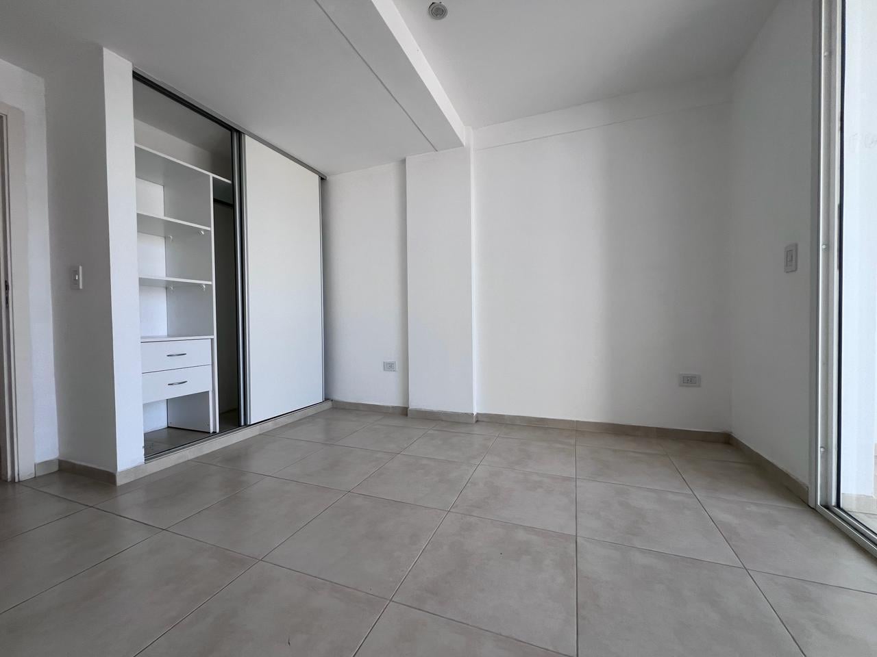 Foto de Departamento 1 dormitorio con cochera alquiler La Plata Plaza Malvinas, imagen 4
