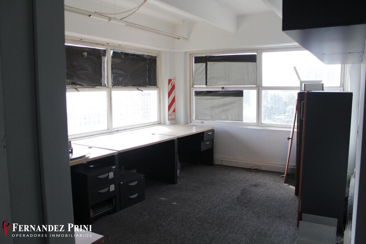 Excelente oficina 280m² en dos plantas, con 4 cocheras