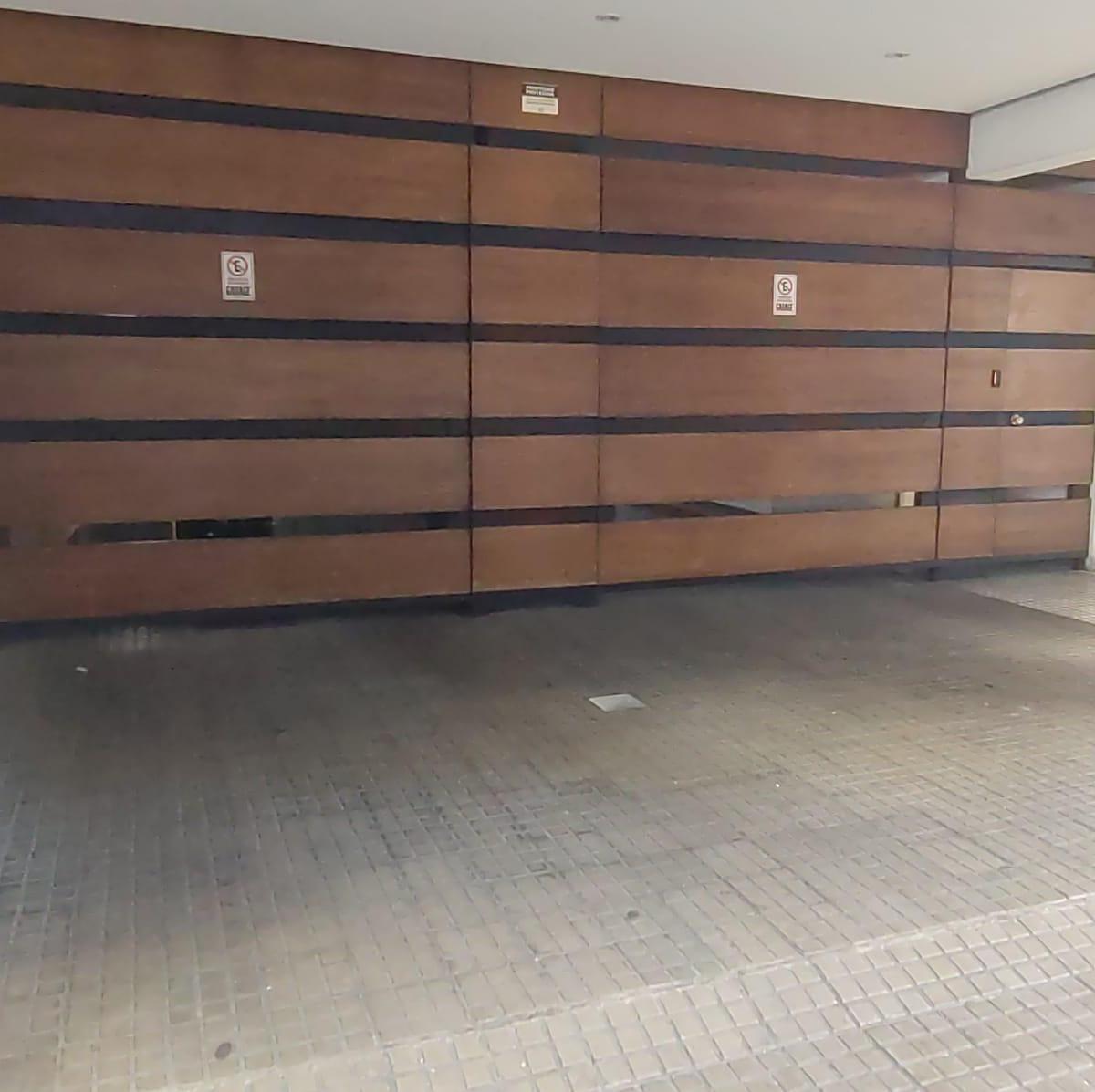 Cochera fija de 14m² a una cuadra de Av. Pueyrredon