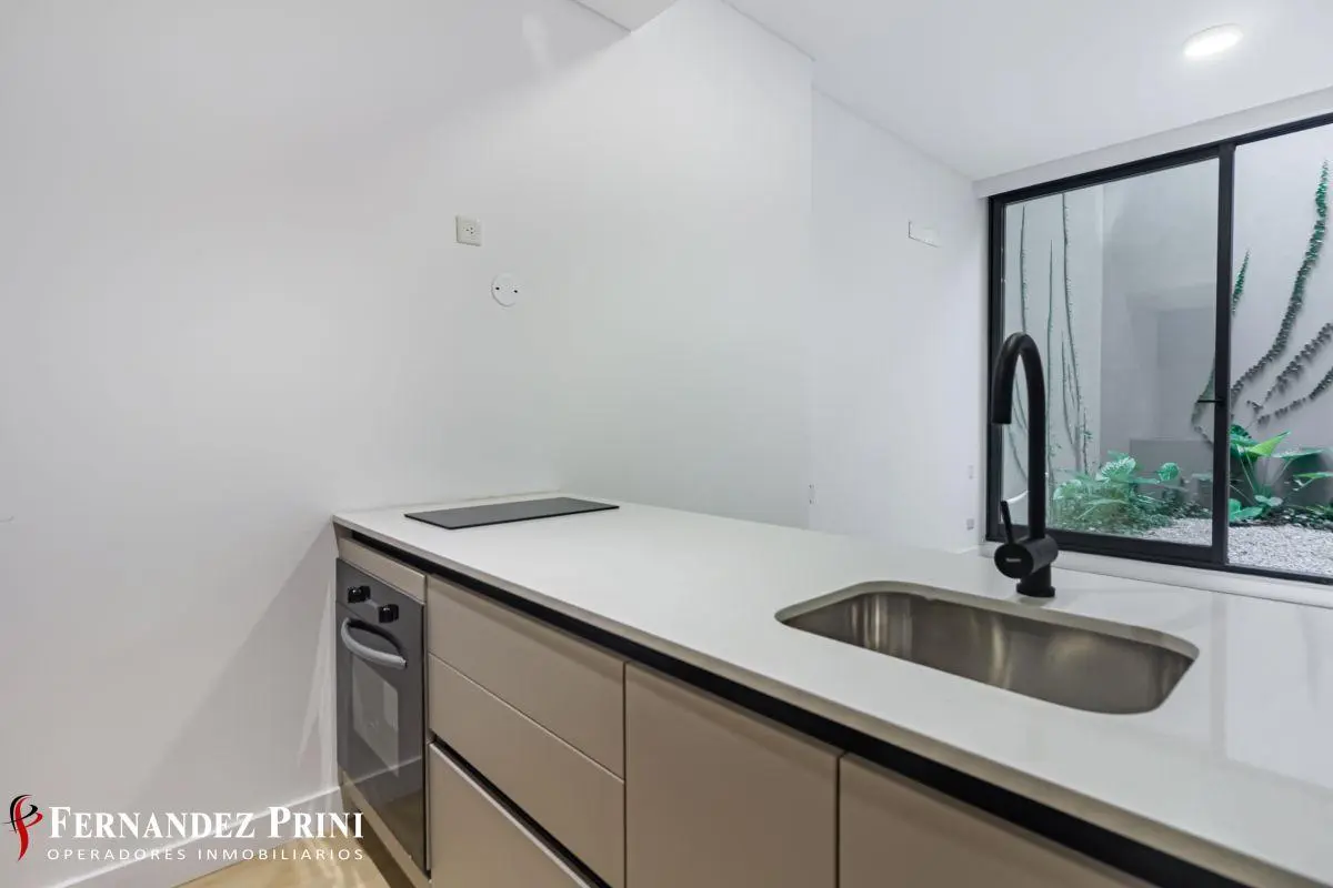 Excelente monoambiente de 53m² a estrenar, con patio 5