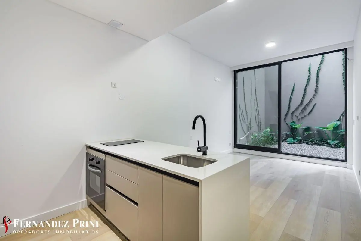 Excelente monoambiente de 53m² a estrenar, con patio 1