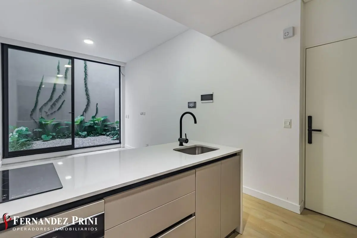 Excelente monoambiente de 53m² a estrenar, con patio 4