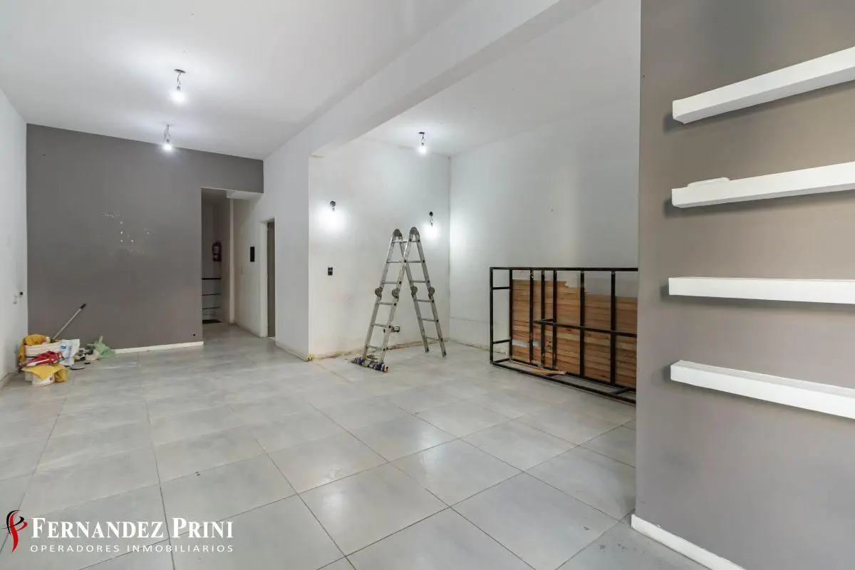 Amplio local de 86m² con sótano en Colegiales 2
