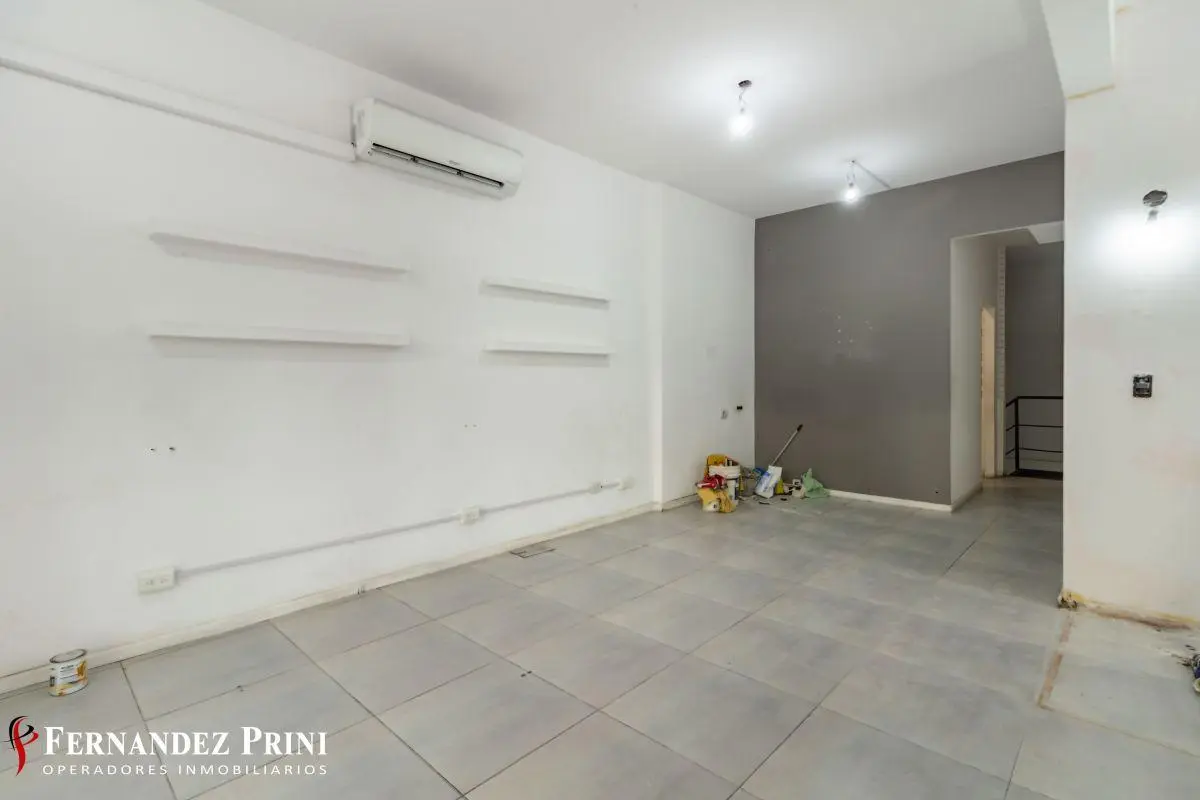 Amplio local de 86m² con sótano en Colegiales 4