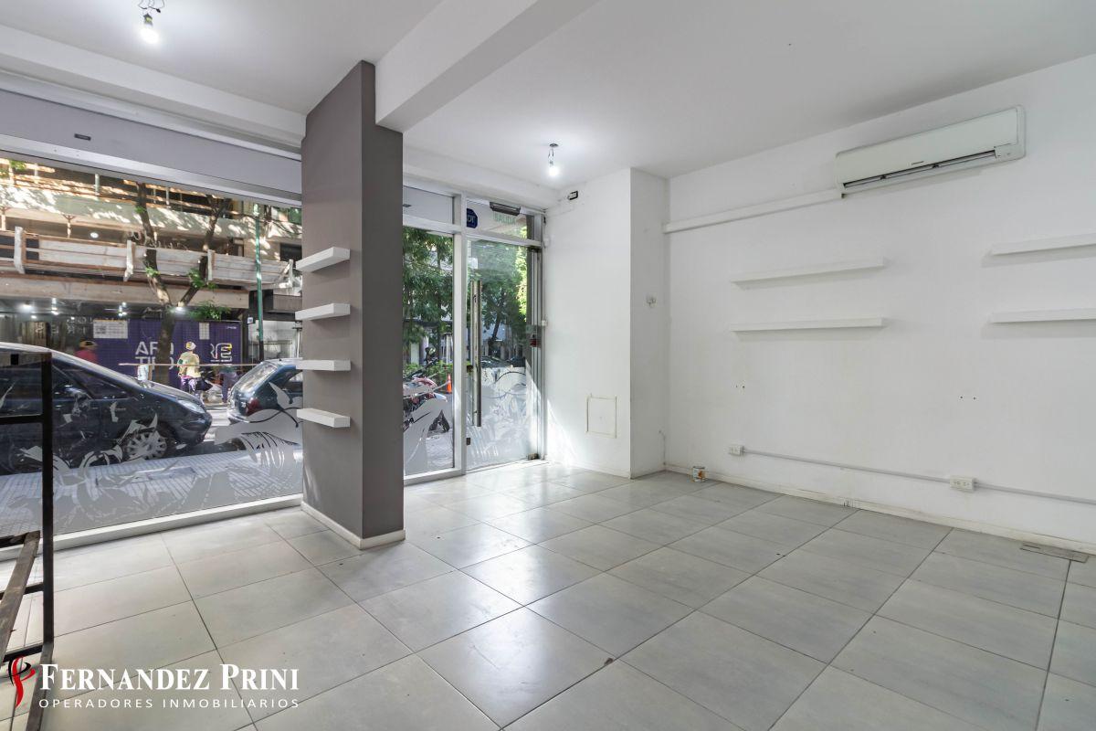 Amplio local de 86m² con sótano en Colegiales