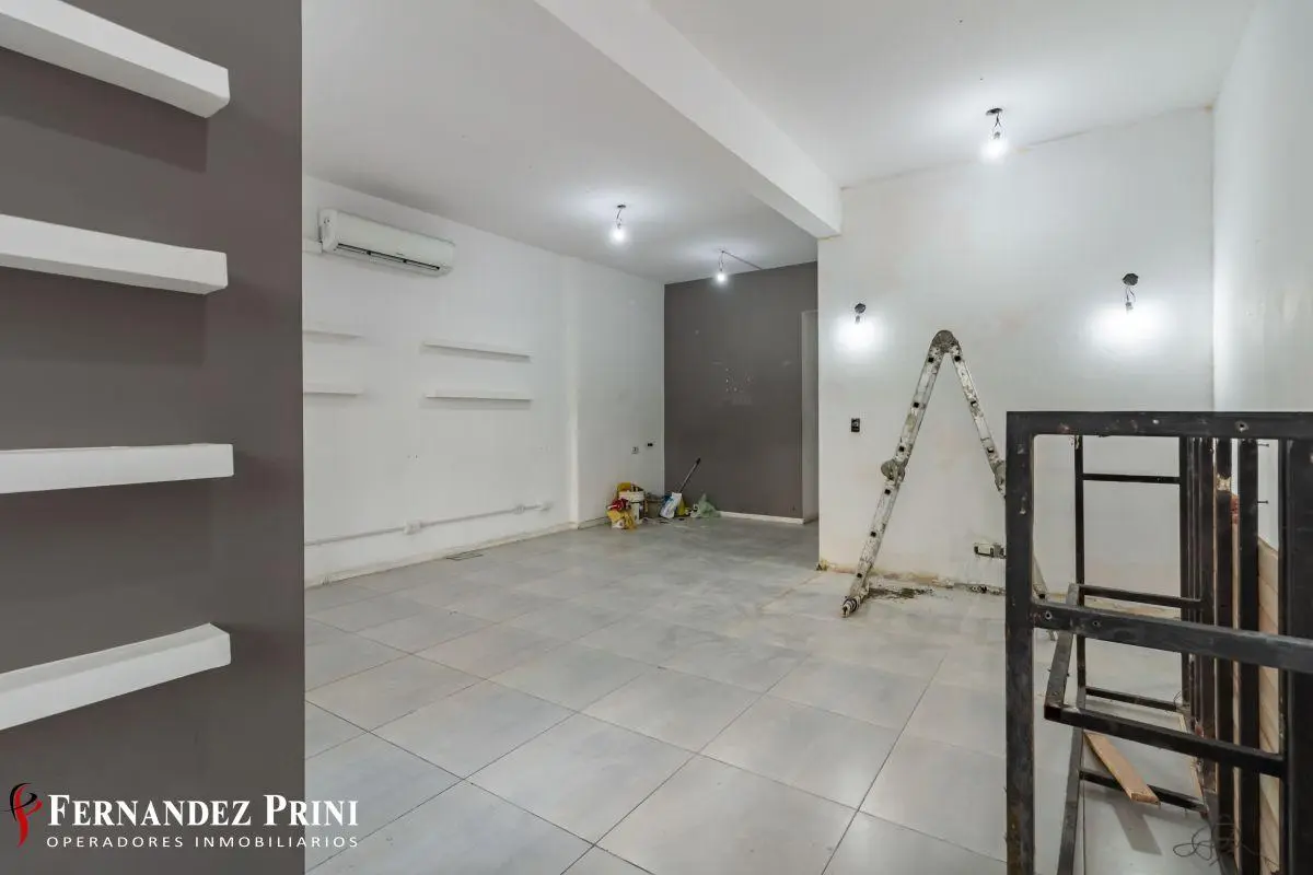 Amplio local de 86m² con sótano en Colegiales 3