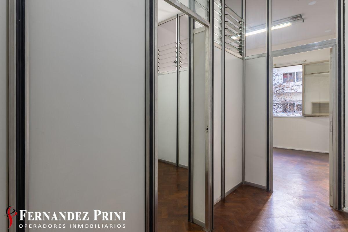 Oficina al frente en Tribunales, muy luminosa