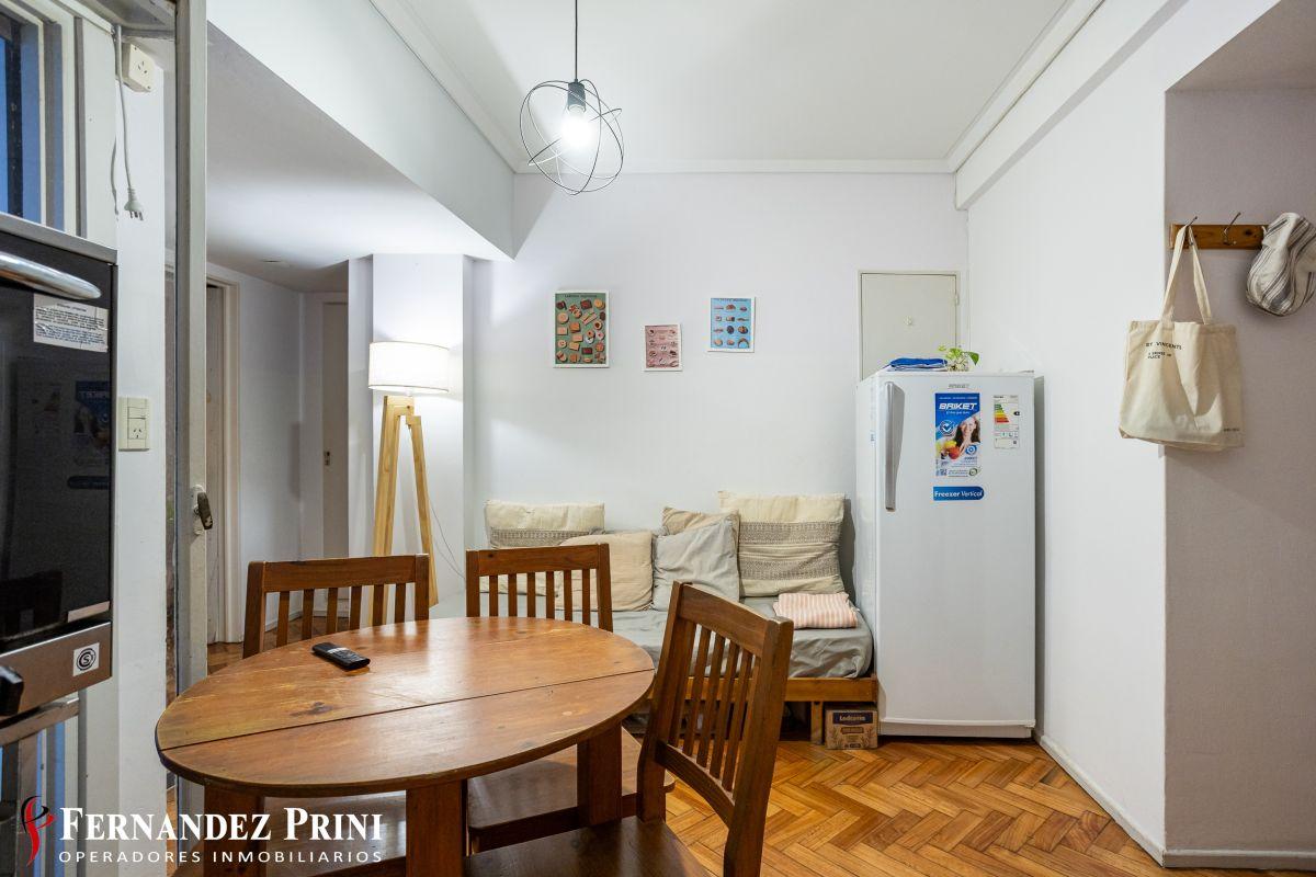 Foto de Muy buen departamento 2 ambientes con lavadero, a metros del Abasto, imagen 2