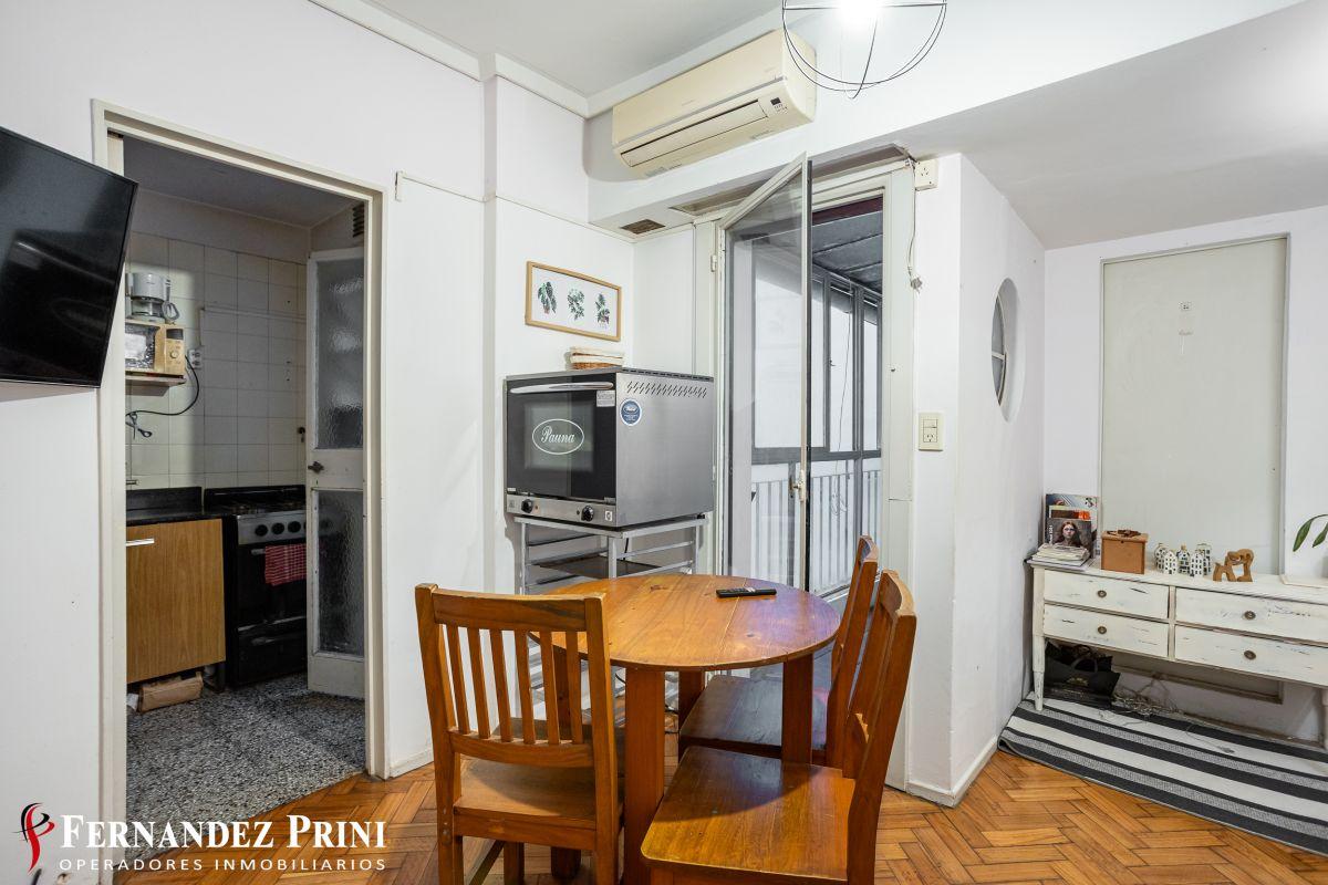 Foto de Muy buen departamento 2 ambientes con lavadero, a metros del Abasto, imagen 1