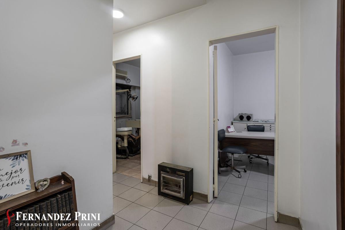 Foto de Muy buen semipiso 4 ambientes apto profesional, con patio, imagen 1
