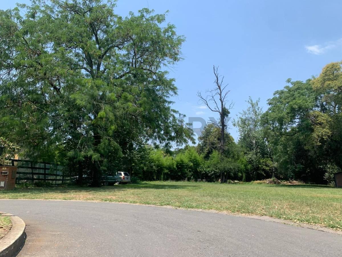 Venta de amplio lote en Barrio Privado Country Club Loma Verde, Escobar