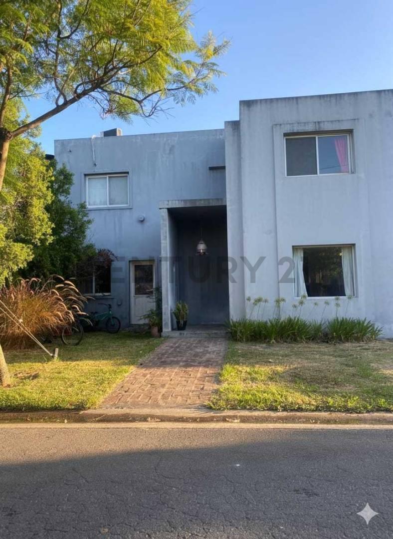 CASA EN VENTA- BARRIO JACARANDA- 7 AMBIENTES