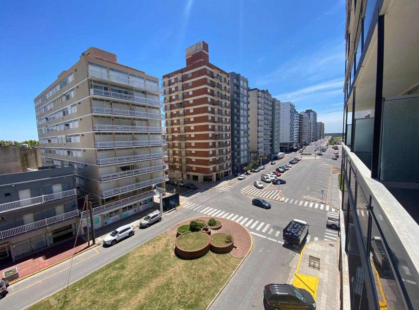 Edif. Playa Club piso 4 con balcón a la Av. 12 - Miramar