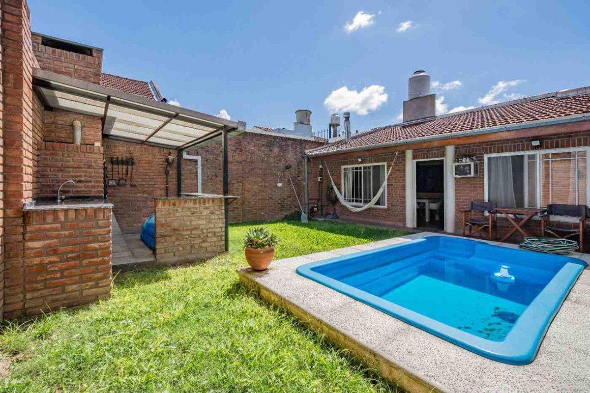 VENTA - CASA 3 AMB C/ QUINCHO Y PILETA - C. MADERO