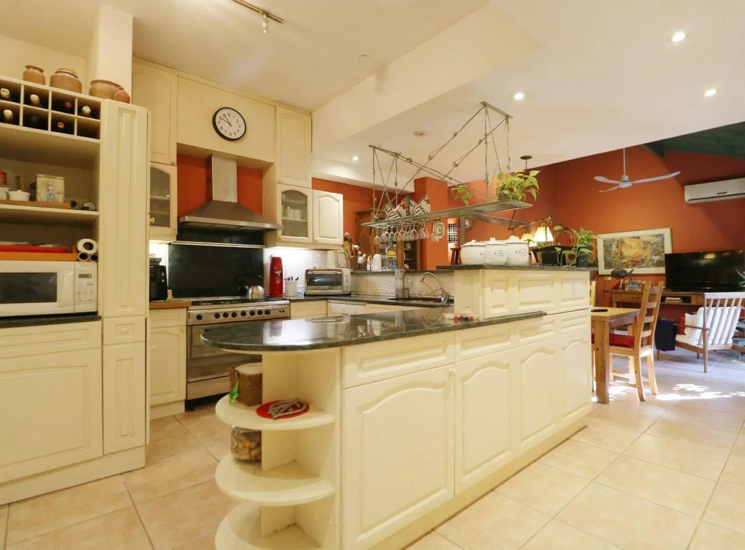 CASA EN VENTA SAN ISIDRO 4 DORM, 2 COCHERA, PILETA 3