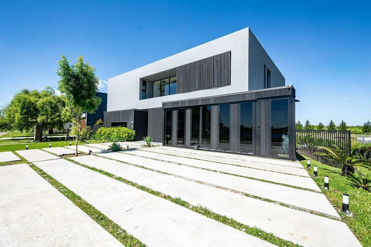 VENTA DE LUJOSA CASA AL RIO EN EL NAUDIR 4