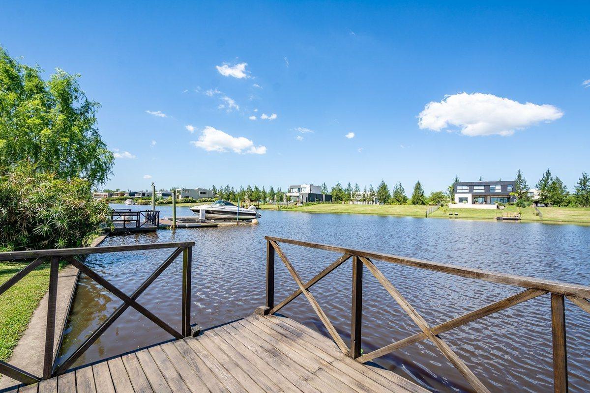 VENTA DE LUJOSA CASA AL RIO EN EL NAUDIR