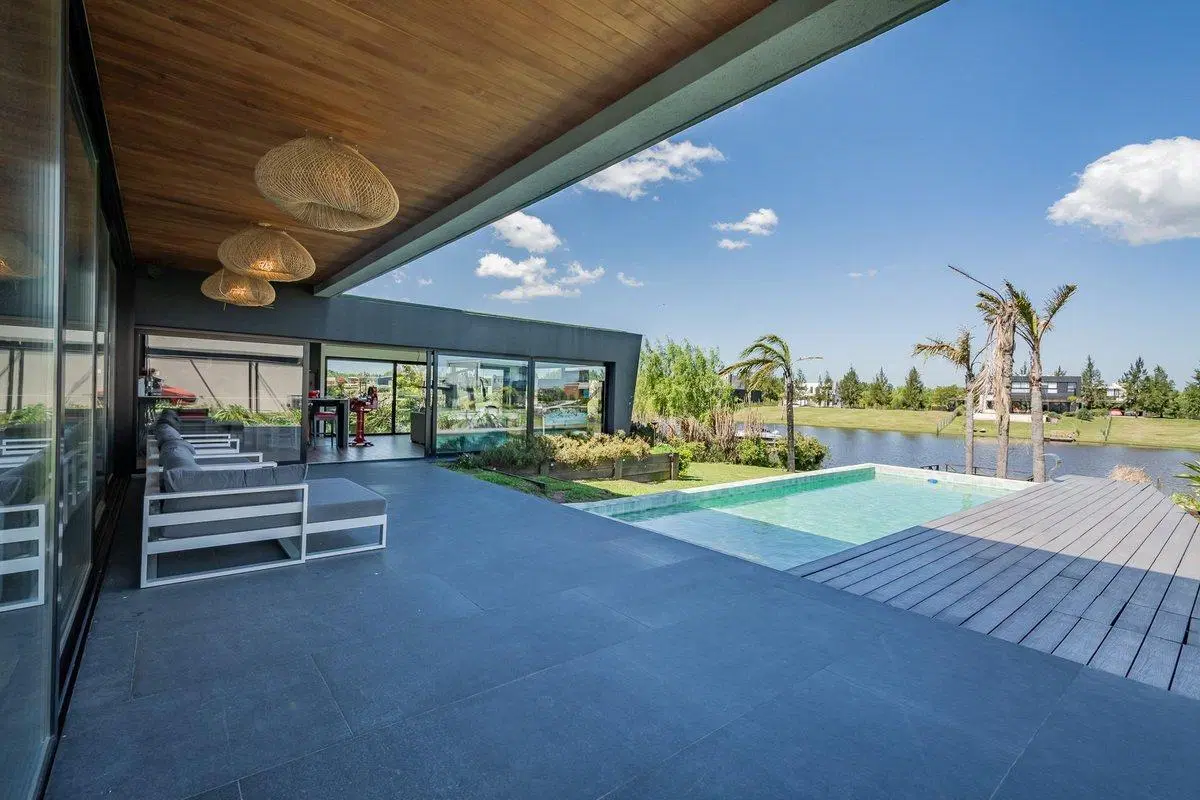 VENTA DE LUJOSA CASA AL RIO EN EL NAUDIR 3