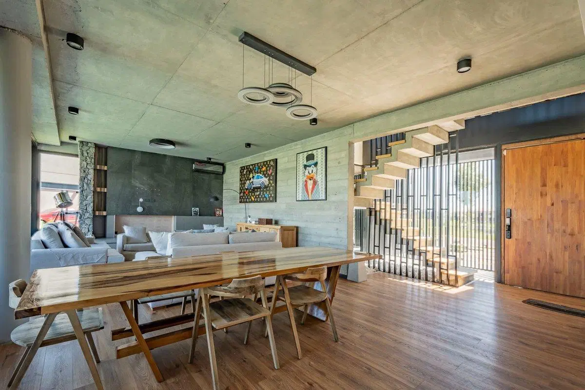VENTA DE LUJOSA CASA AL RIO EN EL NAUDIR 5