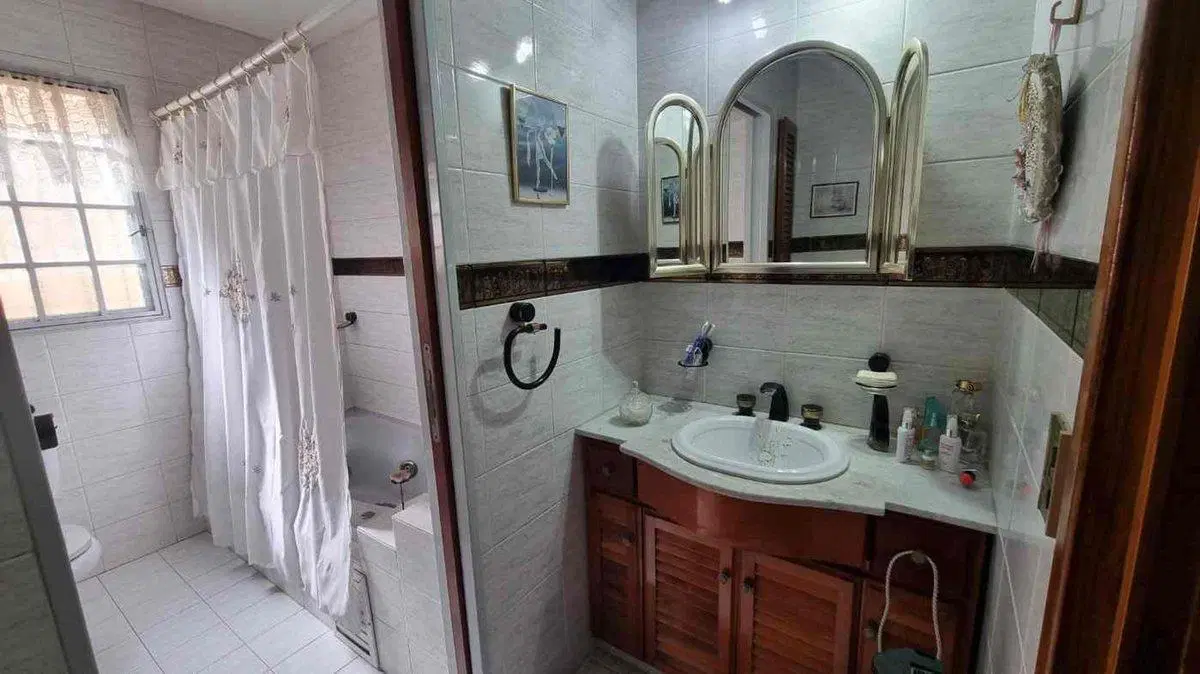 CASA EN VENTA MARTIN CORONADO GRAN JARDIN Y PILETA 3